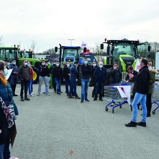 Une centaine d’agriculteurs ont répondu à l’appel de la FDPL et de la FDSEA, le 18 février. Photo : DR