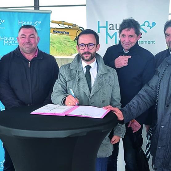 Nicolas Lacroix, président du Conseil départemental, et Romain Graillot, président de la SCIC Coop Viandes de Haute-Marne, ont signé une délégation de service public pour l’abattoir.