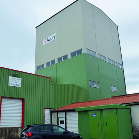 Après les conférences, le public est allé visiter la SARL Aubry, une usine de fabrication d’aliments pour animaux à Poinson lès Fayl.