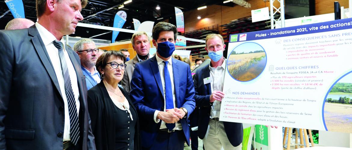 Le ministre accueilli par Hervé Lapie sur le stand de la FDSEA où il a été sensibilisé aux inondations.