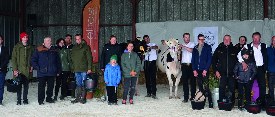 Les éleveurs Prim’Holstein autour des championnes du concours.
