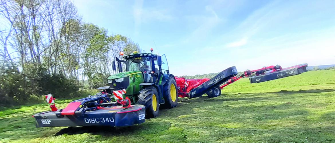 La Silvercut Disc 1500 est une faucheuse trainée de 15 m de largeur qui permet de travailler sur des superficies jusqu’à 22,5 ha/heure. Photo : TM