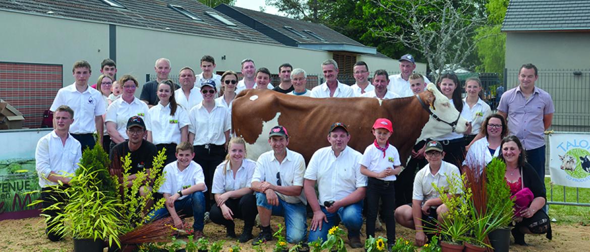 Les éleveurs du syndicat Montbéliard réunis autour de la grande championne. Les éleveurs du syndicat Montbéliard réunis autour de la grande championne.