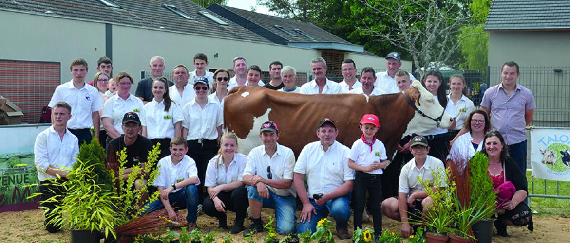 Les éleveurs du syndicat Montbéliard réunis autour de la grande championne.