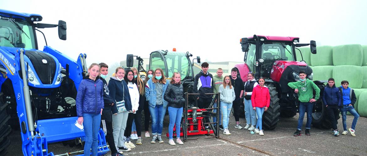 Les jeunes sont ravis de pouvoir conduire des machines récentes.