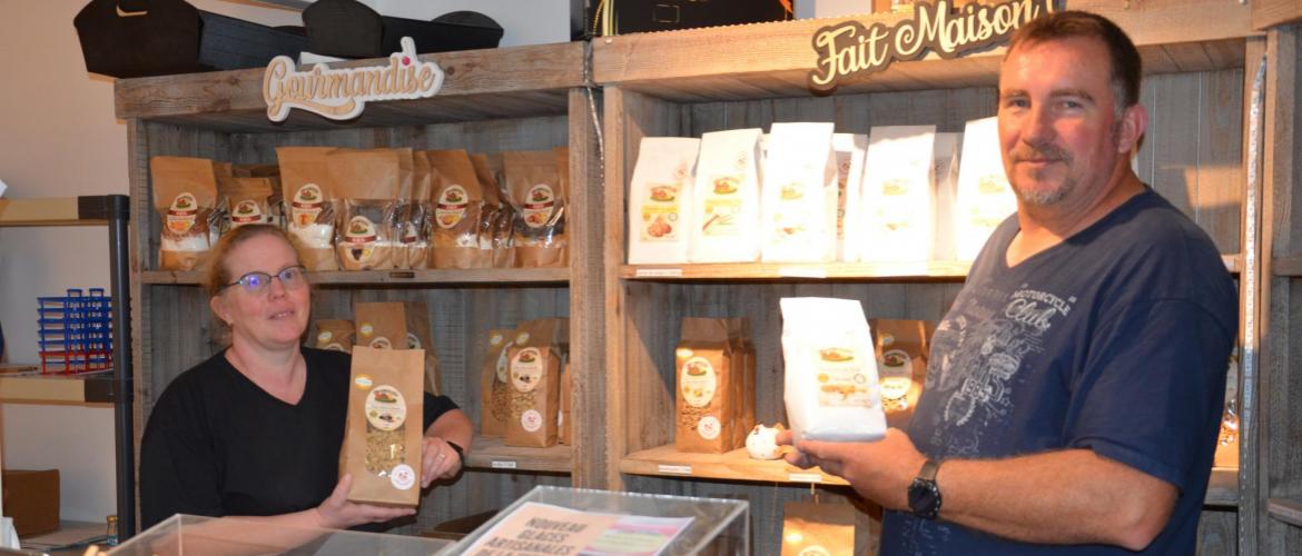 Le couple propose une diversité de farines, des pâtes, mais aussi des préparations pour gâteaux et cookies. Photo :TM Le couple propose une diversité de farines, des pâtes, mais aussi des préparations pour gâteaux et cookies. Photo :TM