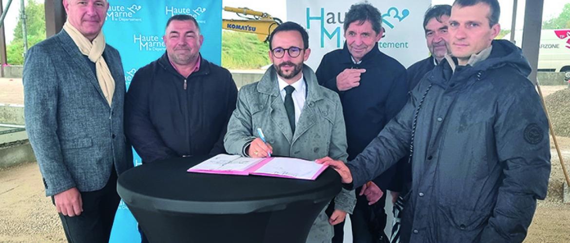 Nicolas Lacroix, président du Conseil départemental, et Romain Graillot, président de la SCIC Coop Viandes de Haute-Marne, ont signé une délégation de service public pour l’abattoir.