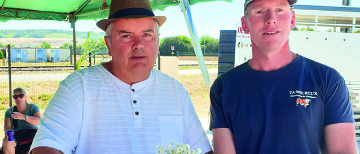 Francis Populus, de l’EARL de Goncourt, et Alexis Taboureux on signé le nouveau type de contrat respectant la loi Egalim 2. Une Première en Haute-Marne. Francis Populus, de l’EARL de Goncourt, et Alexis Taboureux on signé le nouveau type de contrat respectant la loi Egalim 2. Une Première en Haute-Marne.