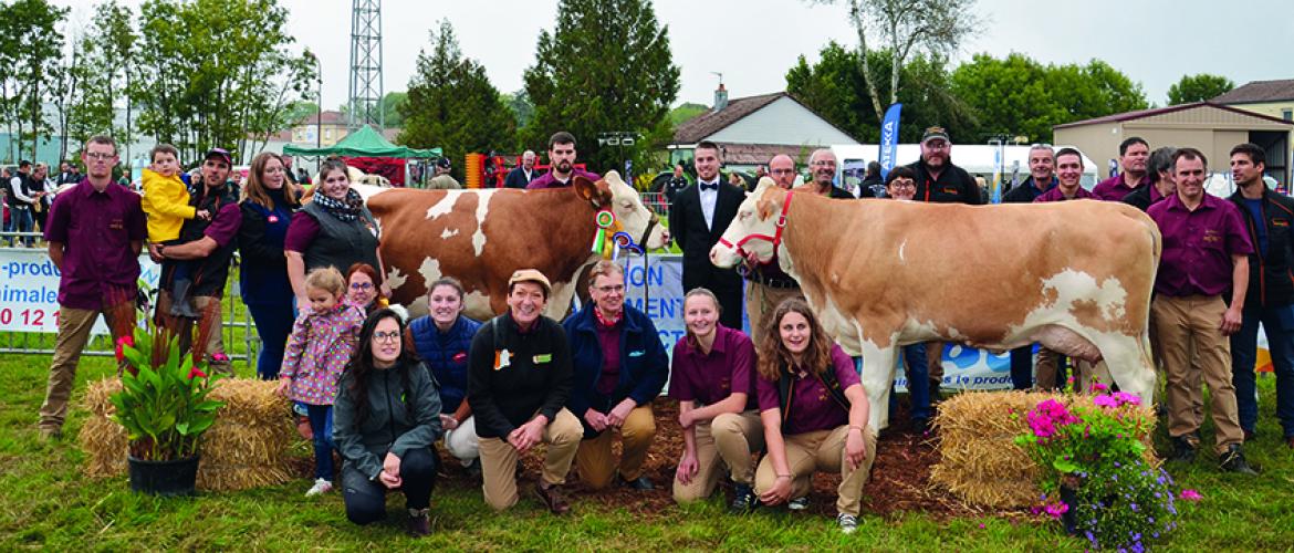Les éleveurs de Simmental avec la présidente du syndicat de race d’Annette Richard. Les éleveurs de Simmental avec la présidente du syndicat de race d’Annette Richard.