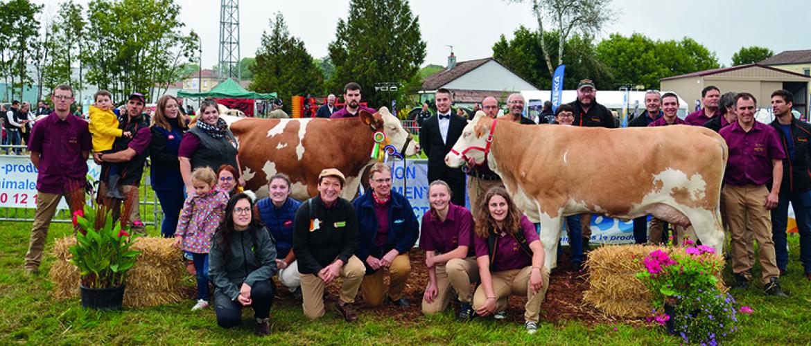 Les éleveurs de Simmental avec la présidente du syndicat de race d’Annette Richard.