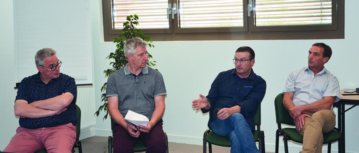 De g à d : Philippe Delin, directeur de la fromagerie de Chevillon, Marc Poulot, président de la Chambre d’agriculture, Stéphane Peultier, président de l’APAL et Olivier Perrin, président de HMCE.