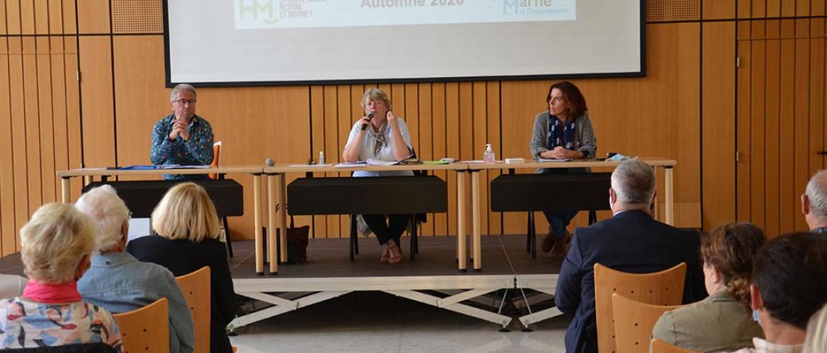 Pour Brigitte Fischer-Patriat (au micro), la Haute-Marne tire son épingle du jeu en 2021, car le tourisme vert est de plus en plus attractif. Pour Brigitte Fischer-Patriat (au micro), la Haute-Marne tire son épingle du jeu en 2021, car le tourisme vert est de plus en plus attractif.