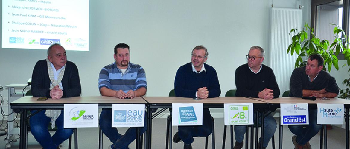 Des agriculteurs ont apporté leurs témoignages : (de gauche à droite) Jean-Paul Kihm, Alexandre Dormoy, Philippe Collin, Jean-Michel Rabiet et Philippe Camus.