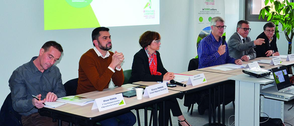 Les élus ont profité de la présence de la préfète pour l’interpeller sur différentes problématiques : la méthanisation, le mal-être agricole, les dégâts de gibier ou encore les attaques de loup. Les élus ont profité de la présence de la préfète pour l’interpeller sur différentes problématiques : la méthanisation, le mal-être agricole, les dégâts de gibier ou encore les attaques de loup.