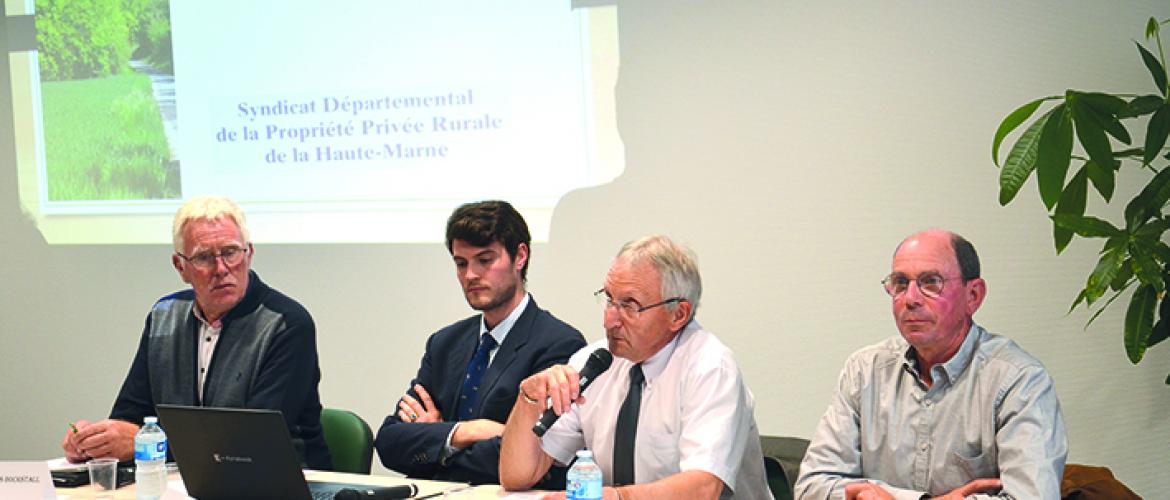 De g. à d. : François Bockstall (vice-président SDPPR), Geoffroy de Thieulloy (juriste fNPPR), Dominique Catherinet (président SDPPR) et Bernard Flammarion (secrétaire Chambre d’agriculture).